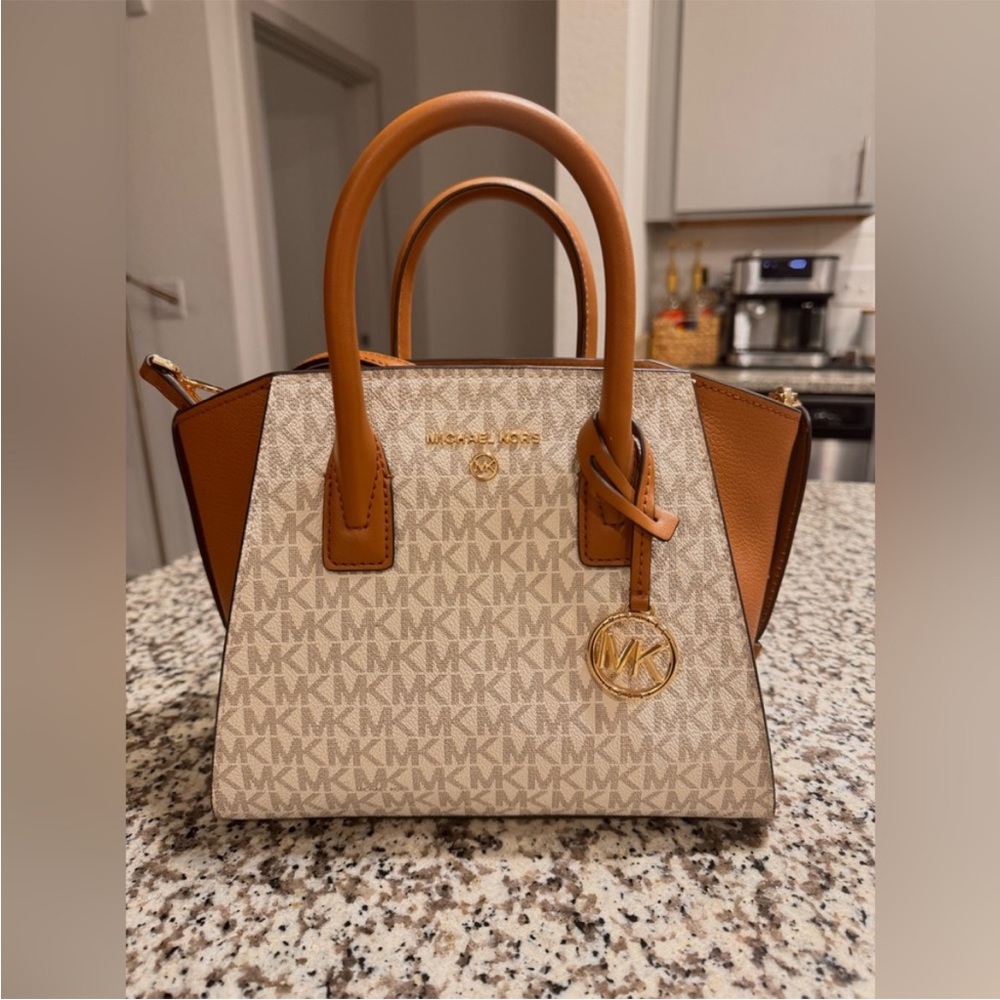 Micheal Kors Avril Small Logo Leather Purse